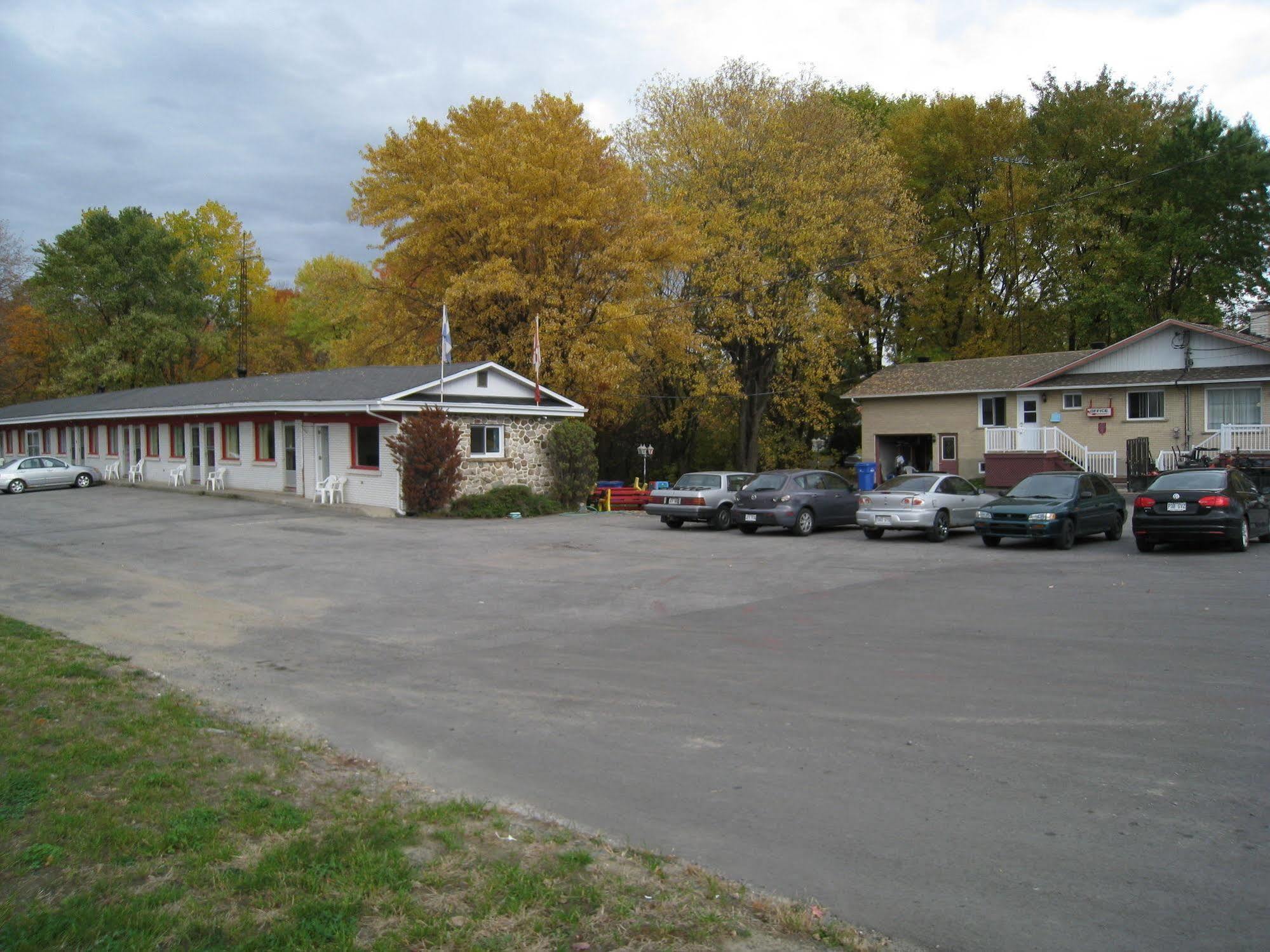 Motel Des Erables Coteau-du-Lac Exteriör bild